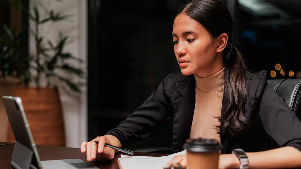 Entrepreneur réfléchissant à son rôle dans l’entreprise