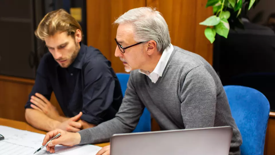 Coach business Genève discutant stratégie avec un entrepreneur