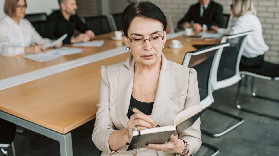 coach d’affaires Genève travaillant sur la performance et l’organisation